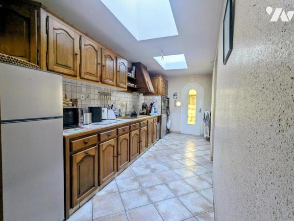 A VENDRE CANISY Centre : Maison 4/5 chambres - terrasse - atelier - sous caves