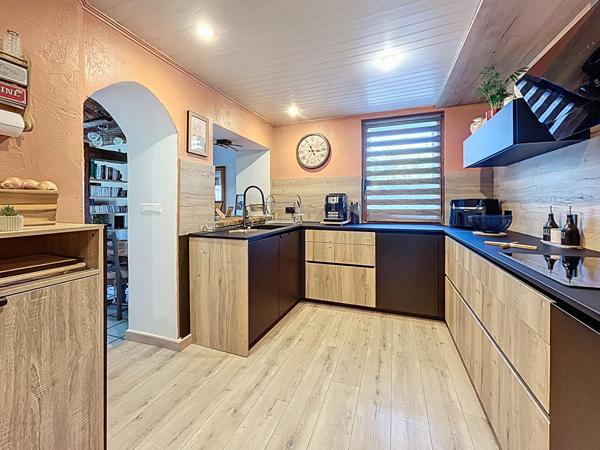 Adorable maison de village sans travaux, 2 chambres, un bureau, cuisine neuve, matériaux anciens préservés