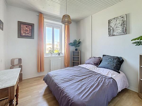 Adorable maison de village sans travaux, 2 chambres, un bureau, cuisine neuve, matériaux anciens préservés