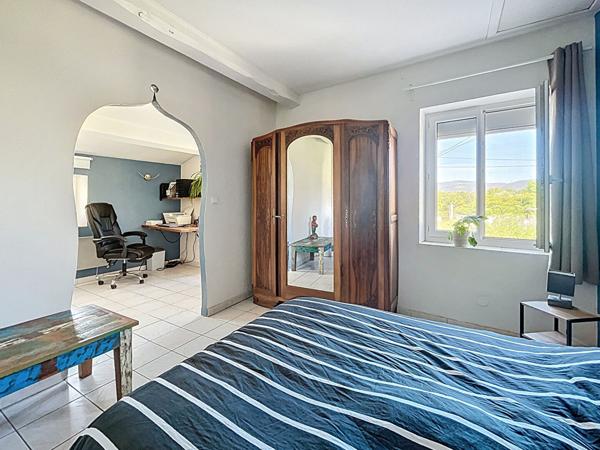 Adorable maison de village sans travaux, 2 chambres, un bureau, cuisine neuve, matériaux anciens préservés