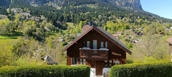 Chalet cosy et lumineux orienté sud-ouest sur Grand Roc avec une vue magnifique.