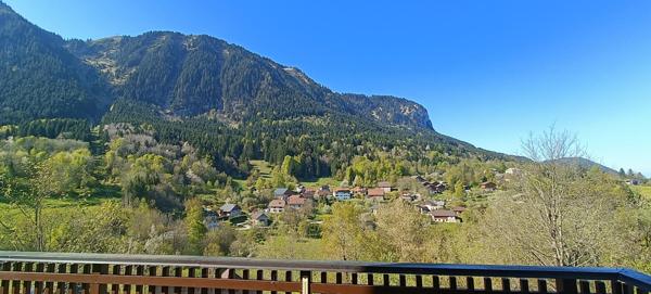 Chalet cosy et lumineux orienté sud-ouest sur Grand Roc avec une vue magnifique.