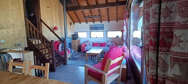 Chalet cosy et lumineux orienté sud-ouest sur Grand Roc avec une vue magnifique.