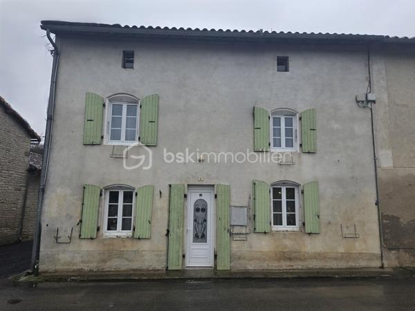 Située au cœur du village, cette maison en parfait état allie charme, confort et fonctionnalité.

Dès l’entrée, vous découvrirez une magnifique pièce de vie de 60 m² comprenant une cuisine ouverte sur un vaste salon-séjour agrémenté d’une cheminée avec insert. Le rez-de-chaussée dispose également d’une buanderie et d’un WC avec lave-mains.

À l’étage, un palier dessert deux belles chambres de 19 m² et 22 m² avec placards intégrés, ainsi qu’une salle d’eau moderne de 6 m² équipée d’une douche à l’italienne, d’une double vasque et d’un WC indépendant.

Le deuxième étage offre un espace supplémentaire particulièrement appréciable avec une mezzanine de 14 m2 et une vaste pièce de 40 m² pouvant accueillir une troisième chambre, un bureau, une salle de sport, un espace loisirs.

À l’extérieur, profitez d’un agréable patio couvert de 23 m² avec une terrasse, possibilité d’aménager une véranda pour en profiter toute l’année. Un double garage de 80 m² complète l’ensemble, ainsi qu’un jardin facile d’entretien d’environ 130 m².

Les atouts :

✔ Maison parfaitement entretenue
✔ Pièce de vie de 60 m² avec cheminée insert
✔ 3 chambres  + mezzanine
✔ Double garage de 80 m²
✔ Patio couvert et terrasse
✔ Menuiseries PVC double vitrage
✔ Chauffage gaz de ville + insert bois
✔ Tout-à-l'égout
✔ Aucun travaux à prévoir

Une maison clé en main offrant de beaux volumes et de nombreuses possibilités d'aménagement, idéale pour une famille ou pour ceux qui recherchent de l'espace au cœur du village.