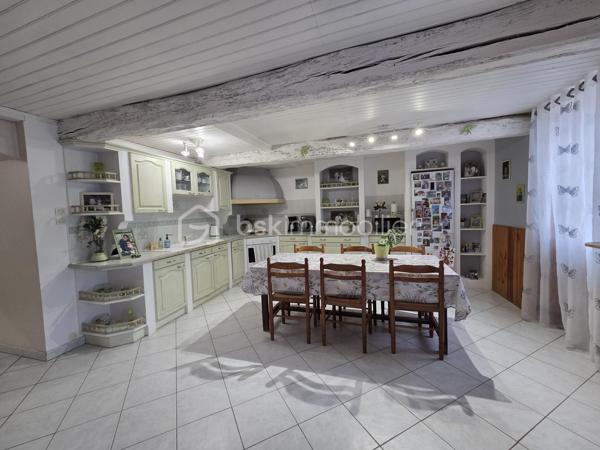 Située au cœur du village, cette maison en parfait état allie charme, confort et fonctionnalité.

Dès l’entrée, vous découvrirez une magnifique pièce de vie de 60 m² comprenant une cuisine ouverte sur un vaste salon-séjour agrémenté d’une cheminée avec insert. Le rez-de-chaussée dispose également d’une buanderie et d’un WC avec lave-mains.

À l’étage, un palier dessert deux belles chambres de 19 m² et 22 m² avec placards intégrés, ainsi qu’une salle d’eau moderne de 6 m² équipée d’une douche à l’italienne, d’une double vasque et d’un WC indépendant.

Le deuxième étage offre un espace supplémentaire particulièrement appréciable avec une mezzanine de 14 m2 et une vaste pièce de 40 m² pouvant accueillir une troisième chambre, un bureau, une salle de sport, un espace loisirs.

À l’extérieur, profitez d’un agréable patio couvert de 23 m² avec une terrasse, possibilité d’aménager une véranda pour en profiter toute l’année. Un double garage de 80 m² complète l’ensemble, ainsi qu’un jardin facile d’entretien d’environ 130 m².

Les atouts :

✔ Maison parfaitement entretenue
✔ Pièce de vie de 60 m² avec cheminée insert
✔ 3 chambres  + mezzanine
✔ Double garage de 80 m²
✔ Patio couvert et terrasse
✔ Menuiseries PVC double vitrage
✔ Chauffage gaz de ville + insert bois
✔ Tout-à-l'égout
✔ Aucun travaux à prévoir

Une maison clé en main offrant de beaux volumes et de nombreuses possibilités d'aménagement, idéale pour une famille ou pour ceux qui recherchent de l'espace au cœur du village.