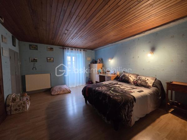 Située au cœur du village, cette maison en parfait état allie charme, confort et fonctionnalité.

Dès l’entrée, vous découvrirez une magnifique pièce de vie de 60 m² comprenant une cuisine ouverte sur un vaste salon-séjour agrémenté d’une cheminée avec insert. Le rez-de-chaussée dispose également d’une buanderie et d’un WC avec lave-mains.

À l’étage, un palier dessert deux belles chambres de 19 m² et 22 m² avec placards intégrés, ainsi qu’une salle d’eau moderne de 6 m² équipée d’une douche à l’italienne, d’une double vasque et d’un WC indépendant.

Le deuxième étage offre un espace supplémentaire particulièrement appréciable avec une mezzanine de 14 m2 et une vaste pièce de 40 m² pouvant accueillir une troisième chambre, un bureau, une salle de sport, un espace loisirs.

À l’extérieur, profitez d’un agréable patio couvert de 23 m² avec une terrasse, possibilité d’aménager une véranda pour en profiter toute l’année. Un double garage de 80 m² complète l’ensemble, ainsi qu’un jardin facile d’entretien d’environ 130 m².

Les atouts :

✔ Maison parfaitement entretenue
✔ Pièce de vie de 60 m² avec cheminée insert
✔ 3 chambres  + mezzanine
✔ Double garage de 80 m²
✔ Patio couvert et terrasse
✔ Menuiseries PVC double vitrage
✔ Chauffage gaz de ville + insert bois
✔ Tout-à-l'égout
✔ Aucun travaux à prévoir

Une maison clé en main offrant de beaux volumes et de nombreuses possibilités d'aménagement, idéale pour une famille ou pour ceux qui recherchent de l'espace au cœur du village.