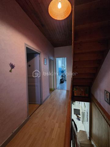 Située au cœur du village, cette maison en parfait état allie charme, confort et fonctionnalité.

Dès l’entrée, vous découvrirez une magnifique pièce de vie de 60 m² comprenant une cuisine ouverte sur un vaste salon-séjour agrémenté d’une cheminée avec insert. Le rez-de-chaussée dispose également d’une buanderie et d’un WC avec lave-mains.

À l’étage, un palier dessert deux belles chambres de 19 m² et 22 m² avec placards intégrés, ainsi qu’une salle d’eau moderne de 6 m² équipée d’une douche à l’italienne, d’une double vasque et d’un WC indépendant.

Le deuxième étage offre un espace supplémentaire particulièrement appréciable avec une mezzanine de 14 m2 et une vaste pièce de 40 m² pouvant accueillir une troisième chambre, un bureau, une salle de sport, un espace loisirs.

À l’extérieur, profitez d’un agréable patio couvert de 23 m² avec une terrasse, possibilité d’aménager une véranda pour en profiter toute l’année. Un double garage de 80 m² complète l’ensemble, ainsi qu’un jardin facile d’entretien d’environ 130 m².

Les atouts :

✔ Maison parfaitement entretenue
✔ Pièce de vie de 60 m² avec cheminée insert
✔ 3 chambres  + mezzanine
✔ Double garage de 80 m²
✔ Patio couvert et terrasse
✔ Menuiseries PVC double vitrage
✔ Chauffage gaz de ville + insert bois
✔ Tout-à-l'égout
✔ Aucun travaux à prévoir

Une maison clé en main offrant de beaux volumes et de nombreuses possibilités d'aménagement, idéale pour une famille ou pour ceux qui recherchent de l'espace au cœur du village.