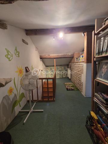 Située au cœur du village, cette maison en parfait état allie charme, confort et fonctionnalité.

Dès l’entrée, vous découvrirez une magnifique pièce de vie de 60 m² comprenant une cuisine ouverte sur un vaste salon-séjour agrémenté d’une cheminée avec insert. Le rez-de-chaussée dispose également d’une buanderie et d’un WC avec lave-mains.

À l’étage, un palier dessert deux belles chambres de 19 m² et 22 m² avec placards intégrés, ainsi qu’une salle d’eau moderne de 6 m² équipée d’une douche à l’italienne, d’une double vasque et d’un WC indépendant.

Le deuxième étage offre un espace supplémentaire particulièrement appréciable avec une mezzanine de 14 m2 et une vaste pièce de 40 m² pouvant accueillir une troisième chambre, un bureau, une salle de sport, un espace loisirs.

À l’extérieur, profitez d’un agréable patio couvert de 23 m² avec une terrasse, possibilité d’aménager une véranda pour en profiter toute l’année. Un double garage de 80 m² complète l’ensemble, ainsi qu’un jardin facile d’entretien d’environ 130 m².

Les atouts :

✔ Maison parfaitement entretenue
✔ Pièce de vie de 60 m² avec cheminée insert
✔ 3 chambres  + mezzanine
✔ Double garage de 80 m²
✔ Patio couvert et terrasse
✔ Menuiseries PVC double vitrage
✔ Chauffage gaz de ville + insert bois
✔ Tout-à-l'égout
✔ Aucun travaux à prévoir

Une maison clé en main offrant de beaux volumes et de nombreuses possibilités d'aménagement, idéale pour une famille ou pour ceux qui recherchent de l'espace au cœur du village.
