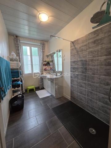 Située au cœur du village, cette maison en parfait état allie charme, confort et fonctionnalité.

Dès l’entrée, vous découvrirez une magnifique pièce de vie de 60 m² comprenant une cuisine ouverte sur un vaste salon-séjour agrémenté d’une cheminée avec insert. Le rez-de-chaussée dispose également d’une buanderie et d’un WC avec lave-mains.

À l’étage, un palier dessert deux belles chambres de 19 m² et 22 m² avec placards intégrés, ainsi qu’une salle d’eau moderne de 6 m² équipée d’une douche à l’italienne, d’une double vasque et d’un WC indépendant.

Le deuxième étage offre un espace supplémentaire particulièrement appréciable avec une mezzanine de 14 m2 et une vaste pièce de 40 m² pouvant accueillir une troisième chambre, un bureau, une salle de sport, un espace loisirs.

À l’extérieur, profitez d’un agréable patio couvert de 23 m² avec une terrasse, possibilité d’aménager une véranda pour en profiter toute l’année. Un double garage de 80 m² complète l’ensemble, ainsi qu’un jardin facile d’entretien d’environ 130 m².

Les atouts :

✔ Maison parfaitement entretenue
✔ Pièce de vie de 60 m² avec cheminée insert
✔ 3 chambres  + mezzanine
✔ Double garage de 80 m²
✔ Patio couvert et terrasse
✔ Menuiseries PVC double vitrage
✔ Chauffage gaz de ville + insert bois
✔ Tout-à-l'égout
✔ Aucun travaux à prévoir

Une maison clé en main offrant de beaux volumes et de nombreuses possibilités d'aménagement, idéale pour une famille ou pour ceux qui recherchent de l'espace au cœur du village.