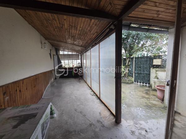 Située au cœur du village, cette maison en parfait état allie charme, confort et fonctionnalité.

Dès l’entrée, vous découvrirez une magnifique pièce de vie de 60 m² comprenant une cuisine ouverte sur un vaste salon-séjour agrémenté d’une cheminée avec insert. Le rez-de-chaussée dispose également d’une buanderie et d’un WC avec lave-mains.

À l’étage, un palier dessert deux belles chambres de 19 m² et 22 m² avec placards intégrés, ainsi qu’une salle d’eau moderne de 6 m² équipée d’une douche à l’italienne, d’une double vasque et d’un WC indépendant.

Le deuxième étage offre un espace supplémentaire particulièrement appréciable avec une mezzanine de 14 m2 et une vaste pièce de 40 m² pouvant accueillir une troisième chambre, un bureau, une salle de sport, un espace loisirs.

À l’extérieur, profitez d’un agréable patio couvert de 23 m² avec une terrasse, possibilité d’aménager une véranda pour en profiter toute l’année. Un double garage de 80 m² complète l’ensemble, ainsi qu’un jardin facile d’entretien d’environ 130 m².

Les atouts :

✔ Maison parfaitement entretenue
✔ Pièce de vie de 60 m² avec cheminée insert
✔ 3 chambres  + mezzanine
✔ Double garage de 80 m²
✔ Patio couvert et terrasse
✔ Menuiseries PVC double vitrage
✔ Chauffage gaz de ville + insert bois
✔ Tout-à-l'égout
✔ Aucun travaux à prévoir

Une maison clé en main offrant de beaux volumes et de nombreuses possibilités d'aménagement, idéale pour une famille ou pour ceux qui recherchent de l'espace au cœur du village.