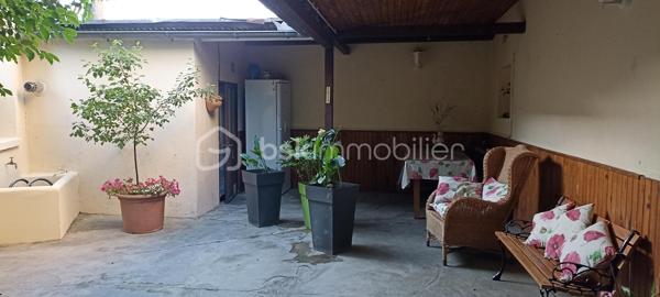 Située au cœur du village, cette maison en parfait état allie charme, confort et fonctionnalité.

Dès l’entrée, vous découvrirez une magnifique pièce de vie de 60 m² comprenant une cuisine ouverte sur un vaste salon-séjour agrémenté d’une cheminée avec insert. Le rez-de-chaussée dispose également d’une buanderie et d’un WC avec lave-mains.

À l’étage, un palier dessert deux belles chambres de 19 m² et 22 m² avec placards intégrés, ainsi qu’une salle d’eau moderne de 6 m² équipée d’une douche à l’italienne, d’une double vasque et d’un WC indépendant.

Le deuxième étage offre un espace supplémentaire particulièrement appréciable avec une mezzanine de 14 m2 et une vaste pièce de 40 m² pouvant accueillir une troisième chambre, un bureau, une salle de sport, un espace loisirs.

À l’extérieur, profitez d’un agréable patio couvert de 23 m² avec une terrasse, possibilité d’aménager une véranda pour en profiter toute l’année. Un double garage de 80 m² complète l’ensemble, ainsi qu’un jardin facile d’entretien d’environ 130 m².

Les atouts :

✔ Maison parfaitement entretenue
✔ Pièce de vie de 60 m² avec cheminée insert
✔ 3 chambres  + mezzanine
✔ Double garage de 80 m²
✔ Patio couvert et terrasse
✔ Menuiseries PVC double vitrage
✔ Chauffage gaz de ville + insert bois
✔ Tout-à-l'égout
✔ Aucun travaux à prévoir

Une maison clé en main offrant de beaux volumes et de nombreuses possibilités d'aménagement, idéale pour une famille ou pour ceux qui recherchent de l'espace au cœur du village.