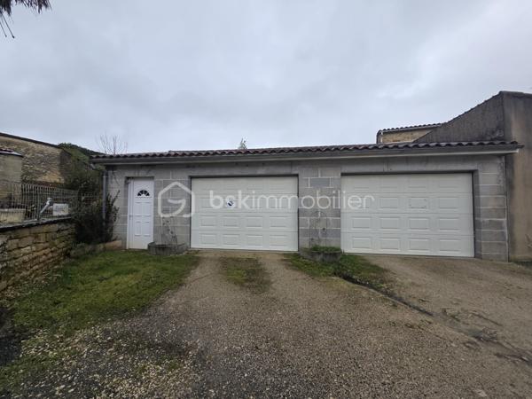 Située au cœur du village, cette maison en parfait état allie charme, confort et fonctionnalité.

Dès l’entrée, vous découvrirez une magnifique pièce de vie de 60 m² comprenant une cuisine ouverte sur un vaste salon-séjour agrémenté d’une cheminée avec insert. Le rez-de-chaussée dispose également d’une buanderie et d’un WC avec lave-mains.

À l’étage, un palier dessert deux belles chambres de 19 m² et 22 m² avec placards intégrés, ainsi qu’une salle d’eau moderne de 6 m² équipée d’une douche à l’italienne, d’une double vasque et d’un WC indépendant.

Le deuxième étage offre un espace supplémentaire particulièrement appréciable avec une mezzanine de 14 m2 et une vaste pièce de 40 m² pouvant accueillir une troisième chambre, un bureau, une salle de sport, un espace loisirs.

À l’extérieur, profitez d’un agréable patio couvert de 23 m² avec une terrasse, possibilité d’aménager une véranda pour en profiter toute l’année. Un double garage de 80 m² complète l’ensemble, ainsi qu’un jardin facile d’entretien d’environ 130 m².

Les atouts :

✔ Maison parfaitement entretenue
✔ Pièce de vie de 60 m² avec cheminée insert
✔ 3 chambres  + mezzanine
✔ Double garage de 80 m²
✔ Patio couvert et terrasse
✔ Menuiseries PVC double vitrage
✔ Chauffage gaz de ville + insert bois
✔ Tout-à-l'égout
✔ Aucun travaux à prévoir

Une maison clé en main offrant de beaux volumes et de nombreuses possibilités d'aménagement, idéale pour une famille ou pour ceux qui recherchent de l'espace au cœur du village.