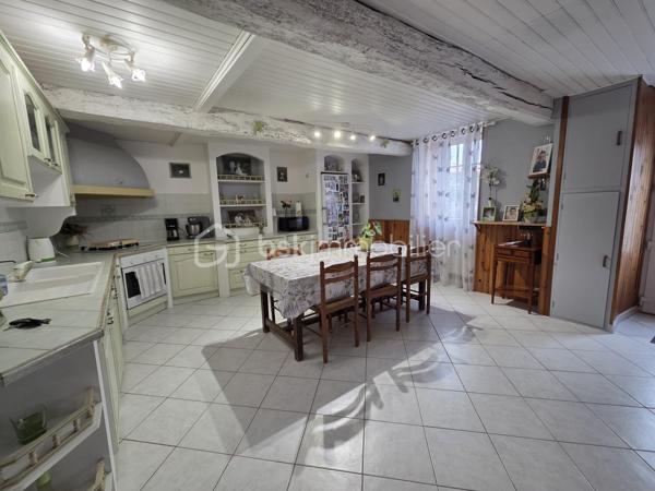 Située au cœur du village, cette maison en parfait état allie charme, confort et fonctionnalité.

Dès l’entrée, vous découvrirez une magnifique pièce de vie de 60 m² comprenant une cuisine ouverte sur un vaste salon-séjour agrémenté d’une cheminée avec insert. Le rez-de-chaussée dispose également d’une buanderie et d’un WC avec lave-mains.

À l’étage, un palier dessert deux belles chambres de 19 m² et 22 m² avec placards intégrés, ainsi qu’une salle d’eau moderne de 6 m² équipée d’une douche à l’italienne, d’une double vasque et d’un WC indépendant.

Le deuxième étage offre un espace supplémentaire particulièrement appréciable avec une mezzanine de 14 m2 et une vaste pièce de 40 m² pouvant accueillir une troisième chambre, un bureau, une salle de sport, un espace loisirs.

À l’extérieur, profitez d’un agréable patio couvert de 23 m² avec une terrasse, possibilité d’aménager une véranda pour en profiter toute l’année. Un double garage de 80 m² complète l’ensemble, ainsi qu’un jardin facile d’entretien d’environ 130 m².

Les atouts :

✔ Maison parfaitement entretenue
✔ Pièce de vie de 60 m² avec cheminée insert
✔ 3 chambres  + mezzanine
✔ Double garage de 80 m²
✔ Patio couvert et terrasse
✔ Menuiseries PVC double vitrage
✔ Chauffage gaz de ville + insert bois
✔ Tout-à-l'égout
✔ Aucun travaux à prévoir

Une maison clé en main offrant de beaux volumes et de nombreuses possibilités d'aménagement, idéale pour une famille ou pour ceux qui recherchent de l'espace au cœur du village.
