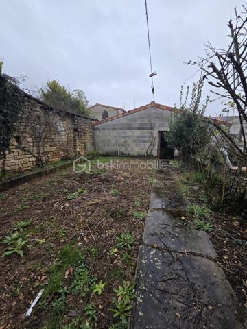 Située au cœur du village, cette maison en parfait état allie charme, confort et fonctionnalité.

Dès l’entrée, vous découvrirez une magnifique pièce de vie de 60 m² comprenant une cuisine ouverte sur un vaste salon-séjour agrémenté d’une cheminée avec insert. Le rez-de-chaussée dispose également d’une buanderie et d’un WC avec lave-mains.

À l’étage, un palier dessert deux belles chambres de 19 m² et 22 m² avec placards intégrés, ainsi qu’une salle d’eau moderne de 6 m² équipée d’une douche à l’italienne, d’une double vasque et d’un WC indépendant.

Le deuxième étage offre un espace supplémentaire particulièrement appréciable avec une mezzanine de 14 m2 et une vaste pièce de 40 m² pouvant accueillir une troisième chambre, un bureau, une salle de sport, un espace loisirs.

À l’extérieur, profitez d’un agréable patio couvert de 23 m² avec une terrasse, possibilité d’aménager une véranda pour en profiter toute l’année. Un double garage de 80 m² complète l’ensemble, ainsi qu’un jardin facile d’entretien d’environ 130 m².

Les atouts :

✔ Maison parfaitement entretenue
✔ Pièce de vie de 60 m² avec cheminée insert
✔ 3 chambres  + mezzanine
✔ Double garage de 80 m²
✔ Patio couvert et terrasse
✔ Menuiseries PVC double vitrage
✔ Chauffage gaz de ville + insert bois
✔ Tout-à-l'égout
✔ Aucun travaux à prévoir

Une maison clé en main offrant de beaux volumes et de nombreuses possibilités d'aménagement, idéale pour une famille ou pour ceux qui recherchent de l'espace au cœur du village.