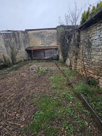 Située au cœur du village, cette maison en parfait état allie charme, confort et fonctionnalité.

Dès l’entrée, vous découvrirez une magnifique pièce de vie de 60 m² comprenant une cuisine ouverte sur un vaste salon-séjour agrémenté d’une cheminée avec insert. Le rez-de-chaussée dispose également d’une buanderie et d’un WC avec lave-mains.

À l’étage, un palier dessert deux belles chambres de 19 m² et 22 m² avec placards intégrés, ainsi qu’une salle d’eau moderne de 6 m² équipée d’une douche à l’italienne, d’une double vasque et d’un WC indépendant.

Le deuxième étage offre un espace supplémentaire particulièrement appréciable avec une mezzanine de 14 m2 et une vaste pièce de 40 m² pouvant accueillir une troisième chambre, un bureau, une salle de sport, un espace loisirs.

À l’extérieur, profitez d’un agréable patio couvert de 23 m² avec une terrasse, possibilité d’aménager une véranda pour en profiter toute l’année. Un double garage de 80 m² complète l’ensemble, ainsi qu’un jardin facile d’entretien d’environ 130 m².

Les atouts :

✔ Maison parfaitement entretenue
✔ Pièce de vie de 60 m² avec cheminée insert
✔ 3 chambres  + mezzanine
✔ Double garage de 80 m²
✔ Patio couvert et terrasse
✔ Menuiseries PVC double vitrage
✔ Chauffage gaz de ville + insert bois
✔ Tout-à-l'égout
✔ Aucun travaux à prévoir

Une maison clé en main offrant de beaux volumes et de nombreuses possibilités d'aménagement, idéale pour une famille ou pour ceux qui recherchent de l'espace au cœur du village.