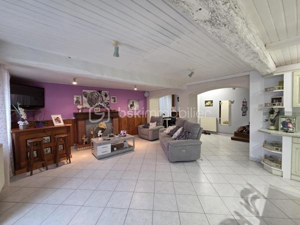 Située au cœur du village, cette maison en parfait état allie charme, confort et fonctionnalité.

Dès l’entrée, vous découvrirez une magnifique pièce de vie de 60 m² comprenant une cuisine ouverte sur un vaste salon-séjour agrémenté d’une cheminée avec insert. Le rez-de-chaussée dispose également d’une buanderie et d’un WC avec lave-mains.

À l’étage, un palier dessert deux belles chambres de 19 m² et 22 m² avec placards intégrés, ainsi qu’une salle d’eau moderne de 6 m² équipée d’une douche à l’italienne, d’une double vasque et d’un WC indépendant.

Le deuxième étage offre un espace supplémentaire particulièrement appréciable avec une mezzanine de 14 m2 et une vaste pièce de 40 m² pouvant accueillir une troisième chambre, un bureau, une salle de sport, un espace loisirs.

À l’extérieur, profitez d’un agréable patio couvert de 23 m² avec une terrasse, possibilité d’aménager une véranda pour en profiter toute l’année. Un double garage de 80 m² complète l’ensemble, ainsi qu’un jardin facile d’entretien d’environ 130 m².

Les atouts :

✔ Maison parfaitement entretenue
✔ Pièce de vie de 60 m² avec cheminée insert
✔ 3 chambres  + mezzanine
✔ Double garage de 80 m²
✔ Patio couvert et terrasse
✔ Menuiseries PVC double vitrage
✔ Chauffage gaz de ville + insert bois
✔ Tout-à-l'égout
✔ Aucun travaux à prévoir

Une maison clé en main offrant de beaux volumes et de nombreuses possibilités d'aménagement, idéale pour une famille ou pour ceux qui recherchent de l'espace au cœur du village.