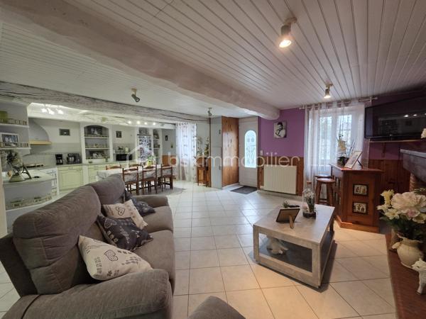 Située au cœur du village, cette maison en parfait état allie charme, confort et fonctionnalité.

Dès l’entrée, vous découvrirez une magnifique pièce de vie de 60 m² comprenant une cuisine ouverte sur un vaste salon-séjour agrémenté d’une cheminée avec insert. Le rez-de-chaussée dispose également d’une buanderie et d’un WC avec lave-mains.

À l’étage, un palier dessert deux belles chambres de 19 m² et 22 m² avec placards intégrés, ainsi qu’une salle d’eau moderne de 6 m² équipée d’une douche à l’italienne, d’une double vasque et d’un WC indépendant.

Le deuxième étage offre un espace supplémentaire particulièrement appréciable avec une mezzanine de 14 m2 et une vaste pièce de 40 m² pouvant accueillir une troisième chambre, un bureau, une salle de sport, un espace loisirs.

À l’extérieur, profitez d’un agréable patio couvert de 23 m² avec une terrasse, possibilité d’aménager une véranda pour en profiter toute l’année. Un double garage de 80 m² complète l’ensemble, ainsi qu’un jardin facile d’entretien d’environ 130 m².

Les atouts :

✔ Maison parfaitement entretenue
✔ Pièce de vie de 60 m² avec cheminée insert
✔ 3 chambres  + mezzanine
✔ Double garage de 80 m²
✔ Patio couvert et terrasse
✔ Menuiseries PVC double vitrage
✔ Chauffage gaz de ville + insert bois
✔ Tout-à-l'égout
✔ Aucun travaux à prévoir

Une maison clé en main offrant de beaux volumes et de nombreuses possibilités d'aménagement, idéale pour une famille ou pour ceux qui recherchent de l'espace au cœur du village.