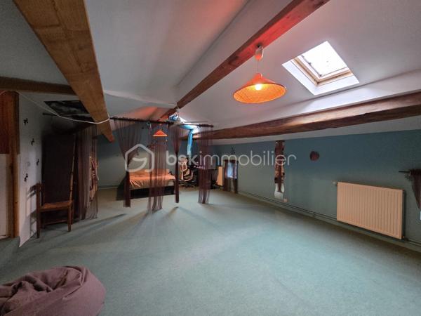 Située au cœur du village, cette maison en parfait état allie charme, confort et fonctionnalité.

Dès l’entrée, vous découvrirez une magnifique pièce de vie de 60 m² comprenant une cuisine ouverte sur un vaste salon-séjour agrémenté d’une cheminée avec insert. Le rez-de-chaussée dispose également d’une buanderie et d’un WC avec lave-mains.

À l’étage, un palier dessert deux belles chambres de 19 m² et 22 m² avec placards intégrés, ainsi qu’une salle d’eau moderne de 6 m² équipée d’une douche à l’italienne, d’une double vasque et d’un WC indépendant.

Le deuxième étage offre un espace supplémentaire particulièrement appréciable avec une mezzanine de 14 m2 et une vaste pièce de 40 m² pouvant accueillir une troisième chambre, un bureau, une salle de sport, un espace loisirs.

À l’extérieur, profitez d’un agréable patio couvert de 23 m² avec une terrasse, possibilité d’aménager une véranda pour en profiter toute l’année. Un double garage de 80 m² complète l’ensemble, ainsi qu’un jardin facile d’entretien d’environ 130 m².

Les atouts :

✔ Maison parfaitement entretenue
✔ Pièce de vie de 60 m² avec cheminée insert
✔ 3 chambres  + mezzanine
✔ Double garage de 80 m²
✔ Patio couvert et terrasse
✔ Menuiseries PVC double vitrage
✔ Chauffage gaz de ville + insert bois
✔ Tout-à-l'égout
✔ Aucun travaux à prévoir

Une maison clé en main offrant de beaux volumes et de nombreuses possibilités d'aménagement, idéale pour une famille ou pour ceux qui recherchent de l'espace au cœur du village.
