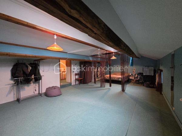 Située au cœur du village, cette maison en parfait état allie charme, confort et fonctionnalité.

Dès l’entrée, vous découvrirez une magnifique pièce de vie de 60 m² comprenant une cuisine ouverte sur un vaste salon-séjour agrémenté d’une cheminée avec insert. Le rez-de-chaussée dispose également d’une buanderie et d’un WC avec lave-mains.

À l’étage, un palier dessert deux belles chambres de 19 m² et 22 m² avec placards intégrés, ainsi qu’une salle d’eau moderne de 6 m² équipée d’une douche à l’italienne, d’une double vasque et d’un WC indépendant.

Le deuxième étage offre un espace supplémentaire particulièrement appréciable avec une mezzanine de 14 m2 et une vaste pièce de 40 m² pouvant accueillir une troisième chambre, un bureau, une salle de sport, un espace loisirs.

À l’extérieur, profitez d’un agréable patio couvert de 23 m² avec une terrasse, possibilité d’aménager une véranda pour en profiter toute l’année. Un double garage de 80 m² complète l’ensemble, ainsi qu’un jardin facile d’entretien d’environ 130 m².

Les atouts :

✔ Maison parfaitement entretenue
✔ Pièce de vie de 60 m² avec cheminée insert
✔ 3 chambres  + mezzanine
✔ Double garage de 80 m²
✔ Patio couvert et terrasse
✔ Menuiseries PVC double vitrage
✔ Chauffage gaz de ville + insert bois
✔ Tout-à-l'égout
✔ Aucun travaux à prévoir

Une maison clé en main offrant de beaux volumes et de nombreuses possibilités d'aménagement, idéale pour une famille ou pour ceux qui recherchent de l'espace au cœur du village.