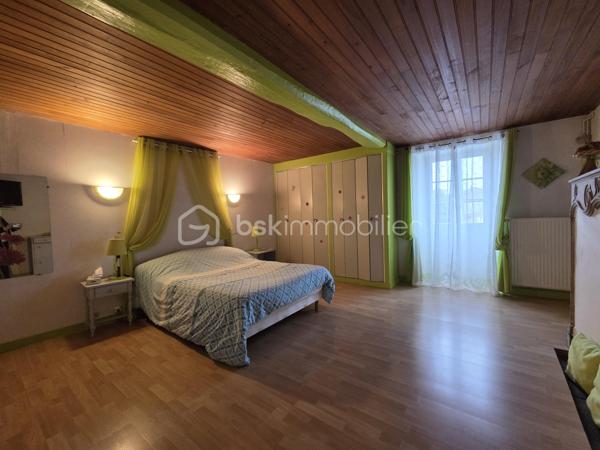 Située au cœur du village, cette maison en parfait état allie charme, confort et fonctionnalité.

Dès l’entrée, vous découvrirez une magnifique pièce de vie de 60 m² comprenant une cuisine ouverte sur un vaste salon-séjour agrémenté d’une cheminée avec insert. Le rez-de-chaussée dispose également d’une buanderie et d’un WC avec lave-mains.

À l’étage, un palier dessert deux belles chambres de 19 m² et 22 m² avec placards intégrés, ainsi qu’une salle d’eau moderne de 6 m² équipée d’une douche à l’italienne, d’une double vasque et d’un WC indépendant.

Le deuxième étage offre un espace supplémentaire particulièrement appréciable avec une mezzanine de 14 m2 et une vaste pièce de 40 m² pouvant accueillir une troisième chambre, un bureau, une salle de sport, un espace loisirs.

À l’extérieur, profitez d’un agréable patio couvert de 23 m² avec une terrasse, possibilité d’aménager une véranda pour en profiter toute l’année. Un double garage de 80 m² complète l’ensemble, ainsi qu’un jardin facile d’entretien d’environ 130 m².

Les atouts :

✔ Maison parfaitement entretenue
✔ Pièce de vie de 60 m² avec cheminée insert
✔ 3 chambres  + mezzanine
✔ Double garage de 80 m²
✔ Patio couvert et terrasse
✔ Menuiseries PVC double vitrage
✔ Chauffage gaz de ville + insert bois
✔ Tout-à-l'égout
✔ Aucun travaux à prévoir

Une maison clé en main offrant de beaux volumes et de nombreuses possibilités d'aménagement, idéale pour une famille ou pour ceux qui recherchent de l'espace au cœur du village.