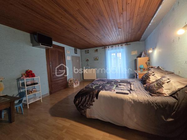 Située au cœur du village, cette maison en parfait état allie charme, confort et fonctionnalité.

Dès l’entrée, vous découvrirez une magnifique pièce de vie de 60 m² comprenant une cuisine ouverte sur un vaste salon-séjour agrémenté d’une cheminée avec insert. Le rez-de-chaussée dispose également d’une buanderie et d’un WC avec lave-mains.

À l’étage, un palier dessert deux belles chambres de 19 m² et 22 m² avec placards intégrés, ainsi qu’une salle d’eau moderne de 6 m² équipée d’une douche à l’italienne, d’une double vasque et d’un WC indépendant.

Le deuxième étage offre un espace supplémentaire particulièrement appréciable avec une mezzanine de 14 m2 et une vaste pièce de 40 m² pouvant accueillir une troisième chambre, un bureau, une salle de sport, un espace loisirs.

À l’extérieur, profitez d’un agréable patio couvert de 23 m² avec une terrasse, possibilité d’aménager une véranda pour en profiter toute l’année. Un double garage de 80 m² complète l’ensemble, ainsi qu’un jardin facile d’entretien d’environ 130 m².

Les atouts :

✔ Maison parfaitement entretenue
✔ Pièce de vie de 60 m² avec cheminée insert
✔ 3 chambres  + mezzanine
✔ Double garage de 80 m²
✔ Patio couvert et terrasse
✔ Menuiseries PVC double vitrage
✔ Chauffage gaz de ville + insert bois
✔ Tout-à-l'égout
✔ Aucun travaux à prévoir

Une maison clé en main offrant de beaux volumes et de nombreuses possibilités d'aménagement, idéale pour une famille ou pour ceux qui recherchent de l'espace au cœur du village.