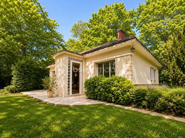 Propriété de caractère sur parc arboré de 2 874 m²
Au cœur de l'un des secteurs les plus recherchés de Rueil-Malmaison, cette propriété des années 1950 bénéficie d'un environnement résidentiel privilégié, au calme absolu et à proximité immédiate du domaine de Saint-Cucufa.
Édifiée sur une superbe parcelle arborée de 2 874 m² avec une façade d'environ 25 mètres, la maison développe près de 97 m² au sol et offre une distribution agréable comprenant :
Une entrée,
Une vaste réception avec cheminée de plus de 39 m² baignée de lumière,
Une cuisine indépendante,
Deux chambres de plain-pied,
Une salle de bains,
Des toilettes indépendantes,
Deux chambres complémentaires à l'étage ainsi qu'un point d'eau.
Un sous-sol complet vient compléter l'ensemble avec :
Un garage,
Une chaufferie,
Un atelier,
De nombreux espaces de rangement.
À l'extérieur, le parc paysager constitue un véritable écrin de verdure offrant une intimité remarquable et une qualité de vie rare aux portes de Paris.
Un potentiel exceptionnel
La configuration du terrain et l'emplacement premium de la propriété ouvrent de nombreuses perspectives d'évolution. 
Une extension importante de l'habitation existante,
Une rénovation contemporaine de grande qualité,
Ou la réalisation d'une propriété d'exception adaptée aux standards actuels du secteur.
Une adresse confidentielle, un terrain remarquable et un potentiel rare font de cette propriété une opportunité destinée aux acquéreurs recherchant un bien patrimonial dans l'un des marchés résidentiels les plus prisés de l'Ouest parisien.