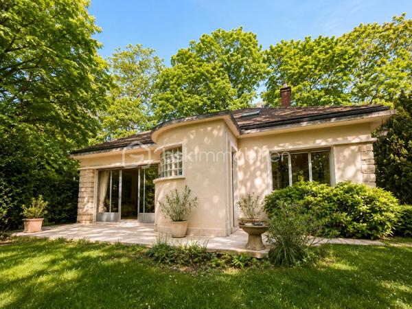 Propriété de caractère sur parc arboré de 2 874 m²
Au cœur de l'un des secteurs les plus recherchés de Rueil-Malmaison, cette propriété des années 1950 bénéficie d'un environnement résidentiel privilégié, au calme absolu et à proximité immédiate du domaine de Saint-Cucufa.
Édifiée sur une superbe parcelle arborée de 2 874 m² avec une façade d'environ 25 mètres, la maison développe près de 97 m² au sol et offre une distribution agréable comprenant :
Une entrée,
Une vaste réception avec cheminée de plus de 39 m² baignée de lumière,
Une cuisine indépendante,
Deux chambres de plain-pied,
Une salle de bains,
Des toilettes indépendantes,
Deux chambres complémentaires à l'étage ainsi qu'un point d'eau.
Un sous-sol complet vient compléter l'ensemble avec :
Un garage,
Une chaufferie,
Un atelier,
De nombreux espaces de rangement.
À l'extérieur, le parc paysager constitue un véritable écrin de verdure offrant une intimité remarquable et une qualité de vie rare aux portes de Paris.
Un potentiel exceptionnel
La configuration du terrain et l'emplacement premium de la propriété ouvrent de nombreuses perspectives d'évolution. 
Une extension importante de l'habitation existante,
Une rénovation contemporaine de grande qualité,
Ou la réalisation d'une propriété d'exception adaptée aux standards actuels du secteur.
Une adresse confidentielle, un terrain remarquable et un potentiel rare font de cette propriété une opportunité destinée aux acquéreurs recherchant un bien patrimonial dans l'un des marchés résidentiels les plus prisés de l'Ouest parisien.