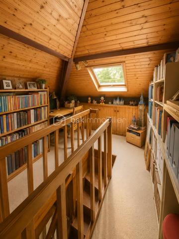Propriété de caractère sur parc arboré de 2 874 m²
Au cœur de l'un des secteurs les plus recherchés de Rueil-Malmaison, cette propriété des années 1950 bénéficie d'un environnement résidentiel privilégié, au calme absolu et à proximité immédiate du domaine de Saint-Cucufa.
Édifiée sur une superbe parcelle arborée de 2 874 m² avec une façade d'environ 25 mètres, la maison développe près de 97 m² au sol et offre une distribution agréable comprenant :
Une entrée,
Une vaste réception avec cheminée de plus de 39 m² baignée de lumière,
Une cuisine indépendante,
Deux chambres de plain-pied,
Une salle de bains,
Des toilettes indépendantes,
Deux chambres complémentaires à l'étage ainsi qu'un point d'eau.
Un sous-sol complet vient compléter l'ensemble avec :
Un garage,
Une chaufferie,
Un atelier,
De nombreux espaces de rangement.
À l'extérieur, le parc paysager constitue un véritable écrin de verdure offrant une intimité remarquable et une qualité de vie rare aux portes de Paris.
Un potentiel exceptionnel
La configuration du terrain et l'emplacement premium de la propriété ouvrent de nombreuses perspectives d'évolution. 
Une extension importante de l'habitation existante,
Une rénovation contemporaine de grande qualité,
Ou la réalisation d'une propriété d'exception adaptée aux standards actuels du secteur.
Une adresse confidentielle, un terrain remarquable et un potentiel rare font de cette propriété une opportunité destinée aux acquéreurs recherchant un bien patrimonial dans l'un des marchés résidentiels les plus prisés de l'Ouest parisien.