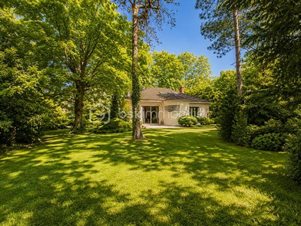 Propriété de caractère sur parc arboré de 2 874 m²
Au cœur de l'un des secteurs les plus recherchés de Rueil-Malmaison, cette propriété des années 1950 bénéficie d'un environnement résidentiel privilégié, au calme absolu et à proximité immédiate du domaine de Saint-Cucufa.
Édifiée sur une superbe parcelle arborée de 2 874 m² avec une façade d'environ 25 mètres, la maison développe près de 97 m² au sol et offre une distribution agréable comprenant :
Une entrée,
Une vaste réception avec cheminée de plus de 39 m² baignée de lumière,
Une cuisine indépendante,
Deux chambres de plain-pied,
Une salle de bains,
Des toilettes indépendantes,
Deux chambres complémentaires à l'étage ainsi qu'un point d'eau.
Un sous-sol complet vient compléter l'ensemble avec :
Un garage,
Une chaufferie,
Un atelier,
De nombreux espaces de rangement.
À l'extérieur, le parc paysager constitue un véritable écrin de verdure offrant une intimité remarquable et une qualité de vie rare aux portes de Paris.
Un potentiel exceptionnel
La configuration du terrain et l'emplacement premium de la propriété ouvrent de nombreuses perspectives d'évolution. 
Une extension importante de l'habitation existante,
Une rénovation contemporaine de grande qualité,
Ou la réalisation d'une propriété d'exception adaptée aux standards actuels du secteur.
Une adresse confidentielle, un terrain remarquable et un potentiel rare font de cette propriété une opportunité destinée aux acquéreurs recherchant un bien patrimonial dans l'un des marchés résidentiels les plus prisés de l'Ouest parisien.