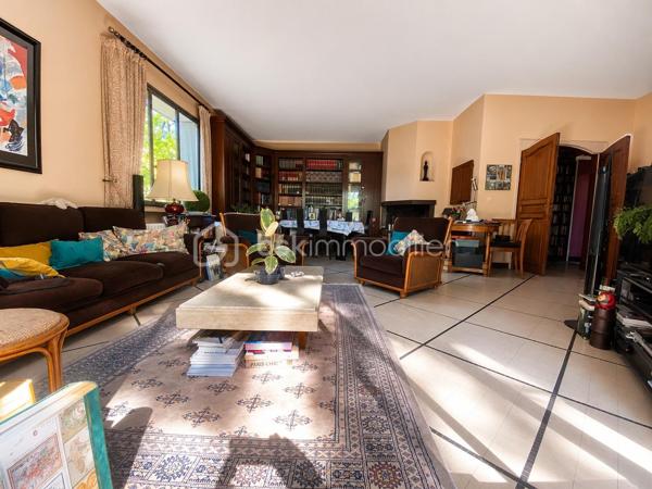 Propriété de caractère sur parc arboré de 2 874 m²
Au cœur de l'un des secteurs les plus recherchés de Rueil-Malmaison, cette propriété des années 1950 bénéficie d'un environnement résidentiel privilégié, au calme absolu et à proximité immédiate du domaine de Saint-Cucufa.
Édifiée sur une superbe parcelle arborée de 2 874 m² avec une façade d'environ 25 mètres, la maison développe près de 97 m² au sol et offre une distribution agréable comprenant :
Une entrée,
Une vaste réception avec cheminée de plus de 39 m² baignée de lumière,
Une cuisine indépendante,
Deux chambres de plain-pied,
Une salle de bains,
Des toilettes indépendantes,
Deux chambres complémentaires à l'étage ainsi qu'un point d'eau.
Un sous-sol complet vient compléter l'ensemble avec :
Un garage,
Une chaufferie,
Un atelier,
De nombreux espaces de rangement.
À l'extérieur, le parc paysager constitue un véritable écrin de verdure offrant une intimité remarquable et une qualité de vie rare aux portes de Paris.
Un potentiel exceptionnel
La configuration du terrain et l'emplacement premium de la propriété ouvrent de nombreuses perspectives d'évolution. 
Une extension importante de l'habitation existante,
Une rénovation contemporaine de grande qualité,
Ou la réalisation d'une propriété d'exception adaptée aux standards actuels du secteur.
Une adresse confidentielle, un terrain remarquable et un potentiel rare font de cette propriété une opportunité destinée aux acquéreurs recherchant un bien patrimonial dans l'un des marchés résidentiels les plus prisés de l'Ouest parisien.