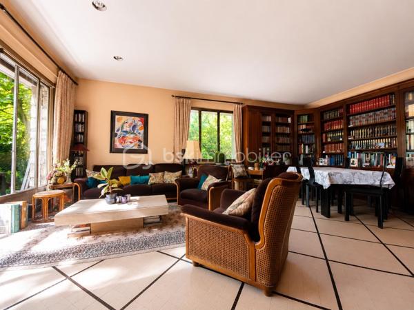 Propriété de caractère sur parc arboré de 2 874 m²
Au cœur de l'un des secteurs les plus recherchés de Rueil-Malmaison, cette propriété des années 1950 bénéficie d'un environnement résidentiel privilégié, au calme absolu et à proximité immédiate du domaine de Saint-Cucufa.
Édifiée sur une superbe parcelle arborée de 2 874 m² avec une façade d'environ 25 mètres, la maison développe près de 97 m² au sol et offre une distribution agréable comprenant :
Une entrée,
Une vaste réception avec cheminée de plus de 39 m² baignée de lumière,
Une cuisine indépendante,
Deux chambres de plain-pied,
Une salle de bains,
Des toilettes indépendantes,
Deux chambres complémentaires à l'étage ainsi qu'un point d'eau.
Un sous-sol complet vient compléter l'ensemble avec :
Un garage,
Une chaufferie,
Un atelier,
De nombreux espaces de rangement.
À l'extérieur, le parc paysager constitue un véritable écrin de verdure offrant une intimité remarquable et une qualité de vie rare aux portes de Paris.
Un potentiel exceptionnel
La configuration du terrain et l'emplacement premium de la propriété ouvrent de nombreuses perspectives d'évolution. 
Une extension importante de l'habitation existante,
Une rénovation contemporaine de grande qualité,
Ou la réalisation d'une propriété d'exception adaptée aux standards actuels du secteur.
Une adresse confidentielle, un terrain remarquable et un potentiel rare font de cette propriété une opportunité destinée aux acquéreurs recherchant un bien patrimonial dans l'un des marchés résidentiels les plus prisés de l'Ouest parisien.