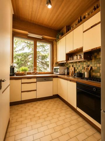 Propriété de caractère sur parc arboré de 2 874 m²
Au cœur de l'un des secteurs les plus recherchés de Rueil-Malmaison, cette propriété des années 1950 bénéficie d'un environnement résidentiel privilégié, au calme absolu et à proximité immédiate du domaine de Saint-Cucufa.
Édifiée sur une superbe parcelle arborée de 2 874 m² avec une façade d'environ 25 mètres, la maison développe près de 97 m² au sol et offre une distribution agréable comprenant :
Une entrée,
Une vaste réception avec cheminée de plus de 39 m² baignée de lumière,
Une cuisine indépendante,
Deux chambres de plain-pied,
Une salle de bains,
Des toilettes indépendantes,
Deux chambres complémentaires à l'étage ainsi qu'un point d'eau.
Un sous-sol complet vient compléter l'ensemble avec :
Un garage,
Une chaufferie,
Un atelier,
De nombreux espaces de rangement.
À l'extérieur, le parc paysager constitue un véritable écrin de verdure offrant une intimité remarquable et une qualité de vie rare aux portes de Paris.
Un potentiel exceptionnel
La configuration du terrain et l'emplacement premium de la propriété ouvrent de nombreuses perspectives d'évolution. 
Une extension importante de l'habitation existante,
Une rénovation contemporaine de grande qualité,
Ou la réalisation d'une propriété d'exception adaptée aux standards actuels du secteur.
Une adresse confidentielle, un terrain remarquable et un potentiel rare font de cette propriété une opportunité destinée aux acquéreurs recherchant un bien patrimonial dans l'un des marchés résidentiels les plus prisés de l'Ouest parisien.