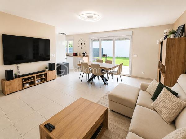 Située dans un environnement calme et familial de Claye-Souilly, proche du centre ville.
 
Dès l'entrée, vous serez séduits par une belle pièce de vie lumineuse d'environ 32 m² comprenant un salon, une salle à manger et une cuisine ouverte entièrement équipée, installée en 2023. Un espace convivial idéal pour partager de beaux moments en famille ou entre amis.
Le rez-de-chaussée dispose également d'un WC avec lave-mains, d'un espace buanderie, d'un cellier sous escalier ainsi que d'un accès direct au garage de 15,5 m².

À l'étage, l'espace nuit se compose de :
Une suite parentale avec salle d'eau privative et placard,
Deux chambres confortables avec rangements intégrés,
Une salle de bains familiale avec baignoire,
Un WC indépendant.

À l'extérieur, vous profiterez d'une parcelle de 221 m² offrant :
Un jardin avant,
Un agréable jardin arrière d'environ 72 m², idéal pour les repas en extérieur et les moments de détente.
Côté stationnement, la maison bénéficie d'un garage, d'une place de parking privative ainsi que de possibilités de stationnement à proximité.

Les atouts :
✔ Construction récente de 2021
✔ Norme RT 2012 – excellente performance énergétique
✔ Cuisine moderne de 2023
✔ Suite parentale avec salle d'eau
✔ Garage de 15,5 m²
✔ Deux places de stationnement
✔ Ballon gaz/solaire pour la production d'eau chaude
✔ Toutes commodités à proximité : écoles, crèche, collège et commerces

Une maison clé en main, parfaitement entretenue, idéale pour une famille souhaitant s'installer dans un secteur recherché à proximité de toutes les commodités.
📞 Une visite s'impose ! Contactez-moi pour découvrir ce bien sans tarder.