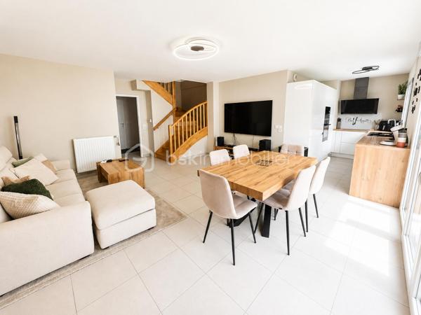 Située dans un environnement calme et familial de Claye-Souilly, proche du centre ville.
 
Dès l'entrée, vous serez séduits par une belle pièce de vie lumineuse d'environ 32 m² comprenant un salon, une salle à manger et une cuisine ouverte entièrement équipée, installée en 2023. Un espace convivial idéal pour partager de beaux moments en famille ou entre amis.
Le rez-de-chaussée dispose également d'un WC avec lave-mains, d'un espace buanderie, d'un cellier sous escalier ainsi que d'un accès direct au garage de 15,5 m².

À l'étage, l'espace nuit se compose de :
Une suite parentale avec salle d'eau privative et placard,
Deux chambres confortables avec rangements intégrés,
Une salle de bains familiale avec baignoire,
Un WC indépendant.

À l'extérieur, vous profiterez d'une parcelle de 221 m² offrant :
Un jardin avant,
Un agréable jardin arrière d'environ 72 m², idéal pour les repas en extérieur et les moments de détente.
Côté stationnement, la maison bénéficie d'un garage, d'une place de parking privative ainsi que de possibilités de stationnement à proximité.

Les atouts :
✔ Construction récente de 2021
✔ Norme RT 2012 – excellente performance énergétique
✔ Cuisine moderne de 2023
✔ Suite parentale avec salle d'eau
✔ Garage de 15,5 m²
✔ Deux places de stationnement
✔ Ballon gaz/solaire pour la production d'eau chaude
✔ Toutes commodités à proximité : écoles, crèche, collège et commerces

Une maison clé en main, parfaitement entretenue, idéale pour une famille souhaitant s'installer dans un secteur recherché à proximité de toutes les commodités.
📞 Une visite s'impose ! Contactez-moi pour découvrir ce bien sans tarder.