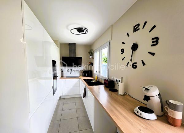 Située dans un environnement calme et familial de Claye-Souilly, proche du centre ville.
 
Dès l'entrée, vous serez séduits par une belle pièce de vie lumineuse d'environ 32 m² comprenant un salon, une salle à manger et une cuisine ouverte entièrement équipée, installée en 2023. Un espace convivial idéal pour partager de beaux moments en famille ou entre amis.
Le rez-de-chaussée dispose également d'un WC avec lave-mains, d'un espace buanderie, d'un cellier sous escalier ainsi que d'un accès direct au garage de 15,5 m².

À l'étage, l'espace nuit se compose de :
Une suite parentale avec salle d'eau privative et placard,
Deux chambres confortables avec rangements intégrés,
Une salle de bains familiale avec baignoire,
Un WC indépendant.

À l'extérieur, vous profiterez d'une parcelle de 221 m² offrant :
Un jardin avant,
Un agréable jardin arrière d'environ 72 m², idéal pour les repas en extérieur et les moments de détente.
Côté stationnement, la maison bénéficie d'un garage, d'une place de parking privative ainsi que de possibilités de stationnement à proximité.

Les atouts :
✔ Construction récente de 2021
✔ Norme RT 2012 – excellente performance énergétique
✔ Cuisine moderne de 2023
✔ Suite parentale avec salle d'eau
✔ Garage de 15,5 m²
✔ Deux places de stationnement
✔ Ballon gaz/solaire pour la production d'eau chaude
✔ Toutes commodités à proximité : écoles, crèche, collège et commerces

Une maison clé en main, parfaitement entretenue, idéale pour une famille souhaitant s'installer dans un secteur recherché à proximité de toutes les commodités.
📞 Une visite s'impose ! Contactez-moi pour découvrir ce bien sans tarder.