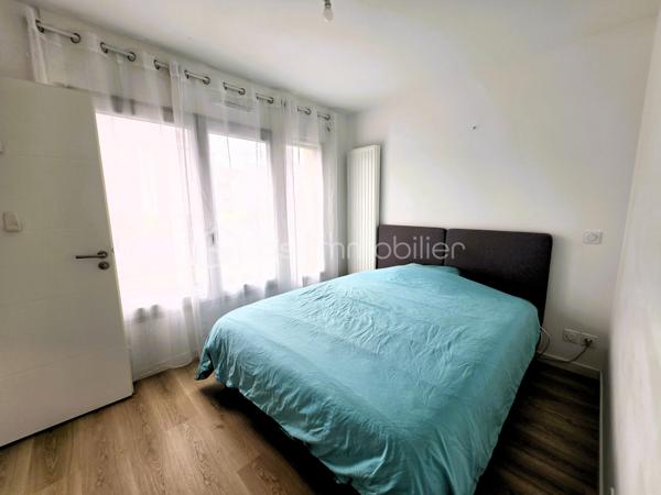 Située dans un environnement calme et familial de Claye-Souilly, proche du centre ville.
 
Dès l'entrée, vous serez séduits par une belle pièce de vie lumineuse d'environ 32 m² comprenant un salon, une salle à manger et une cuisine ouverte entièrement équipée, installée en 2023. Un espace convivial idéal pour partager de beaux moments en famille ou entre amis.
Le rez-de-chaussée dispose également d'un WC avec lave-mains, d'un espace buanderie, d'un cellier sous escalier ainsi que d'un accès direct au garage de 15,5 m².

À l'étage, l'espace nuit se compose de :
Une suite parentale avec salle d'eau privative et placard,
Deux chambres confortables avec rangements intégrés,
Une salle de bains familiale avec baignoire,
Un WC indépendant.

À l'extérieur, vous profiterez d'une parcelle de 221 m² offrant :
Un jardin avant,
Un agréable jardin arrière d'environ 72 m², idéal pour les repas en extérieur et les moments de détente.
Côté stationnement, la maison bénéficie d'un garage, d'une place de parking privative ainsi que de possibilités de stationnement à proximité.

Les atouts :
✔ Construction récente de 2021
✔ Norme RT 2012 – excellente performance énergétique
✔ Cuisine moderne de 2023
✔ Suite parentale avec salle d'eau
✔ Garage de 15,5 m²
✔ Deux places de stationnement
✔ Ballon gaz/solaire pour la production d'eau chaude
✔ Toutes commodités à proximité : écoles, crèche, collège et commerces

Une maison clé en main, parfaitement entretenue, idéale pour une famille souhaitant s'installer dans un secteur recherché à proximité de toutes les commodités.
📞 Une visite s'impose ! Contactez-moi pour découvrir ce bien sans tarder.