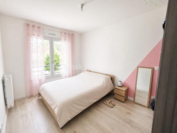 Située dans un environnement calme et familial de Claye-Souilly, proche du centre ville.
 
Dès l'entrée, vous serez séduits par une belle pièce de vie lumineuse d'environ 32 m² comprenant un salon, une salle à manger et une cuisine ouverte entièrement équipée, installée en 2023. Un espace convivial idéal pour partager de beaux moments en famille ou entre amis.
Le rez-de-chaussée dispose également d'un WC avec lave-mains, d'un espace buanderie, d'un cellier sous escalier ainsi que d'un accès direct au garage de 15,5 m².

À l'étage, l'espace nuit se compose de :
Une suite parentale avec salle d'eau privative et placard,
Deux chambres confortables avec rangements intégrés,
Une salle de bains familiale avec baignoire,
Un WC indépendant.

À l'extérieur, vous profiterez d'une parcelle de 221 m² offrant :
Un jardin avant,
Un agréable jardin arrière d'environ 72 m², idéal pour les repas en extérieur et les moments de détente.
Côté stationnement, la maison bénéficie d'un garage, d'une place de parking privative ainsi que de possibilités de stationnement à proximité.

Les atouts :
✔ Construction récente de 2021
✔ Norme RT 2012 – excellente performance énergétique
✔ Cuisine moderne de 2023
✔ Suite parentale avec salle d'eau
✔ Garage de 15,5 m²
✔ Deux places de stationnement
✔ Ballon gaz/solaire pour la production d'eau chaude
✔ Toutes commodités à proximité : écoles, crèche, collège et commerces

Une maison clé en main, parfaitement entretenue, idéale pour une famille souhaitant s'installer dans un secteur recherché à proximité de toutes les commodités.
📞 Une visite s'impose ! Contactez-moi pour découvrir ce bien sans tarder.