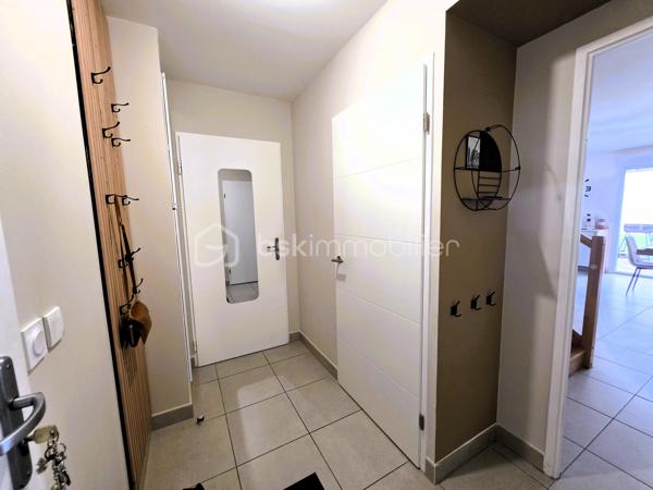 Située dans un environnement calme et familial de Claye-Souilly, proche du centre ville.
 
Dès l'entrée, vous serez séduits par une belle pièce de vie lumineuse d'environ 32 m² comprenant un salon, une salle à manger et une cuisine ouverte entièrement équipée, installée en 2023. Un espace convivial idéal pour partager de beaux moments en famille ou entre amis.
Le rez-de-chaussée dispose également d'un WC avec lave-mains, d'un espace buanderie, d'un cellier sous escalier ainsi que d'un accès direct au garage de 15,5 m².

À l'étage, l'espace nuit se compose de :
Une suite parentale avec salle d'eau privative et placard,
Deux chambres confortables avec rangements intégrés,
Une salle de bains familiale avec baignoire,
Un WC indépendant.

À l'extérieur, vous profiterez d'une parcelle de 221 m² offrant :
Un jardin avant,
Un agréable jardin arrière d'environ 72 m², idéal pour les repas en extérieur et les moments de détente.
Côté stationnement, la maison bénéficie d'un garage, d'une place de parking privative ainsi que de possibilités de stationnement à proximité.

Les atouts :
✔ Construction récente de 2021
✔ Norme RT 2012 – excellente performance énergétique
✔ Cuisine moderne de 2023
✔ Suite parentale avec salle d'eau
✔ Garage de 15,5 m²
✔ Deux places de stationnement
✔ Ballon gaz/solaire pour la production d'eau chaude
✔ Toutes commodités à proximité : écoles, crèche, collège et commerces

Une maison clé en main, parfaitement entretenue, idéale pour une famille souhaitant s'installer dans un secteur recherché à proximité de toutes les commodités.
📞 Une visite s'impose ! Contactez-moi pour découvrir ce bien sans tarder.