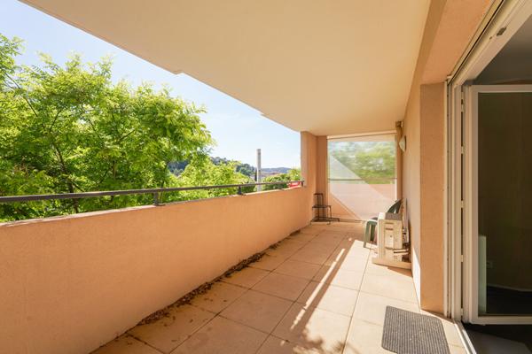 Gardanne secteur recherché - T3 de 60m² avec grande terrasse, place de stationnement