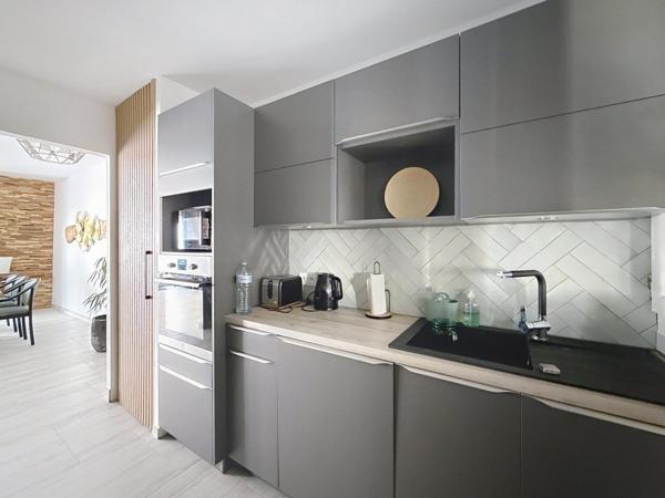 T3 78M2 1ER ETAGE TOUT A PIED AVEC BALCON ET CAVE