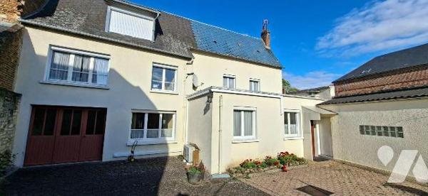 Maison à vendre centre ville de CRECY UR SERRE, à proximité écoles et commerces. Avec une surfa...