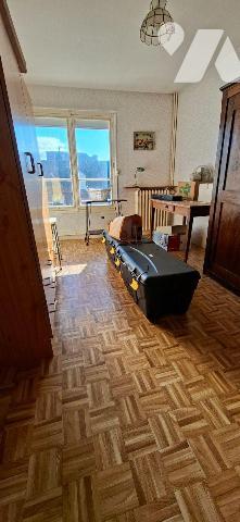 Maison à vendre centre ville de CRECY UR SERRE, à proximité écoles et commerces. Avec une surfa...