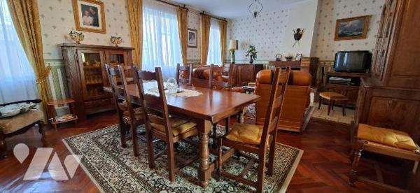 Maison à vendre centre ville de CRECY UR SERRE, à proximité écoles et commerces. Avec une surfa...