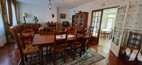 Maison à vendre centre ville de CRECY UR SERRE, à proximité écoles et commerces. Avec une surfa...