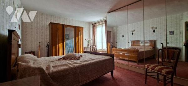 Maison à vendre centre ville de CRECY UR SERRE, à proximité écoles et commerces. Avec une surfa...