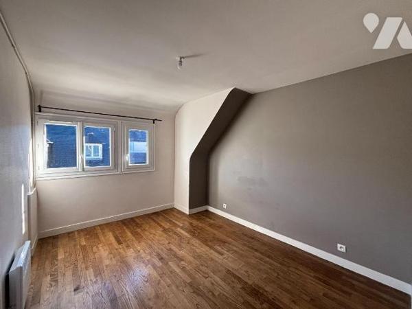 EN EXCLUSIVITÉ - QUARTIER SAINT-HÉLIER / GARE
Au dernier étage d'un petit collectif, venez déc...