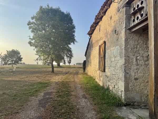 Maison en pierre avec 4 chambres, grange attenante terrain autour