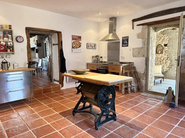 Maison en pierre avec 4 chambres, grange attenante terrain autour
