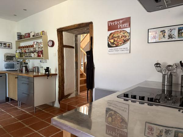 Maison en pierre avec 4 chambres, grange attenante terrain autour