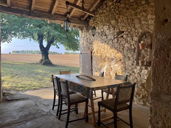 Maison en pierre avec 4 chambres, grange attenante terrain autour